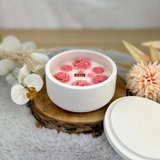 Duftkerze im Betonbehälter mit Rosendekoration