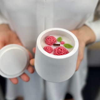 Duftkerze im Betonbehälter mit Rosendekoration