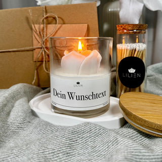Personalisierte Duftkerze 'Wunschtext' Kerze mit verzierter weißer Rose