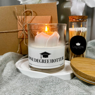 Duftkerze "ONE DEGREE HOTTER 🎓"