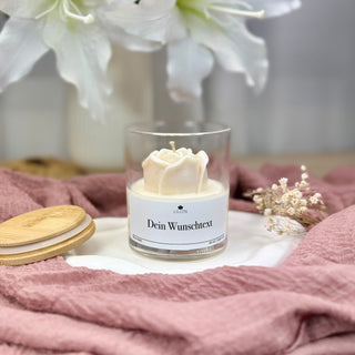 Duftkerze mit Wunschtext und weißer Rose im Glas