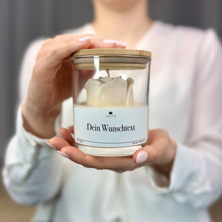 Duftkerze mit Wunschtext und weißer Rose im Glas