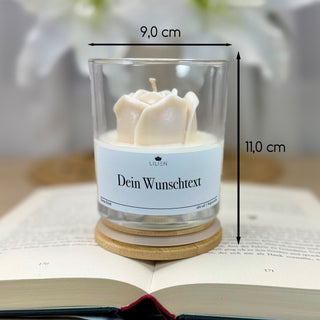 Duftkerze mit Wunschtext und weißer Rose im Glas