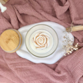 Duftkerze mit Wunschtext und weißer Rose im Glas